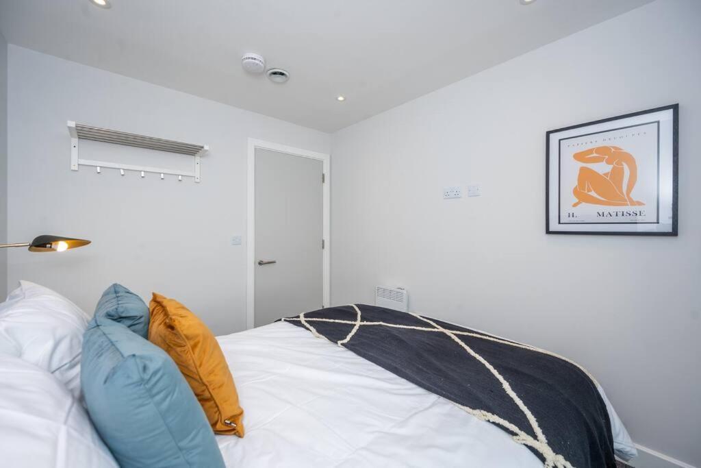 Stunning Brand New 3 Bed By Valore Services * Manchester