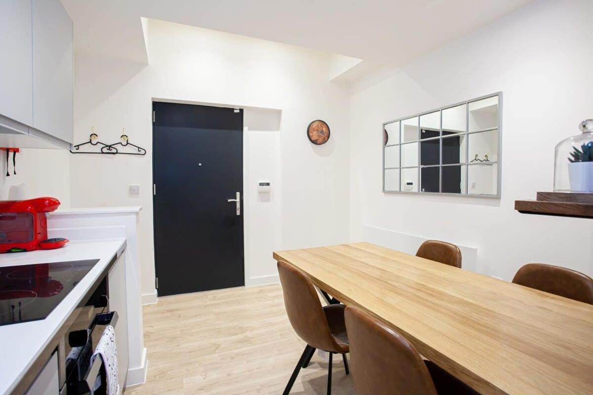 Super 2 Bed Close To Victoria Station *