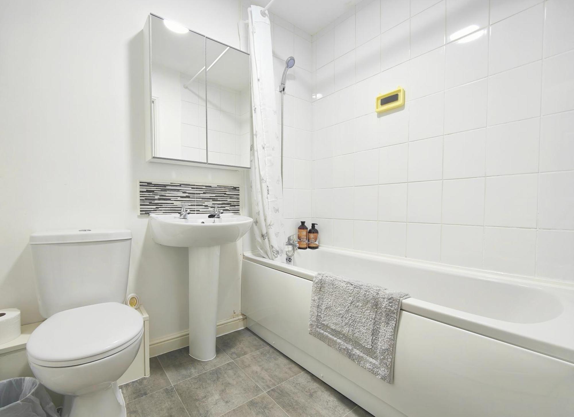 The Bushmoor - Spacious Holiday Townhouse 10 Minutes To City Centre Free Parking *