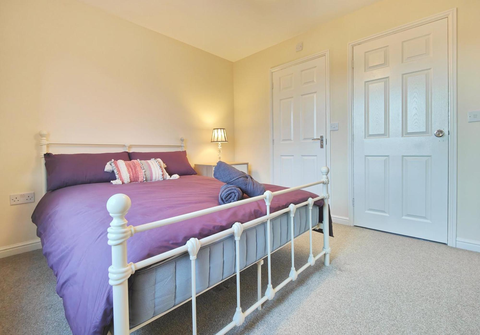 The Bushmoor - Spacious Holiday Townhouse 10 Minutes To City Centre Free Parking