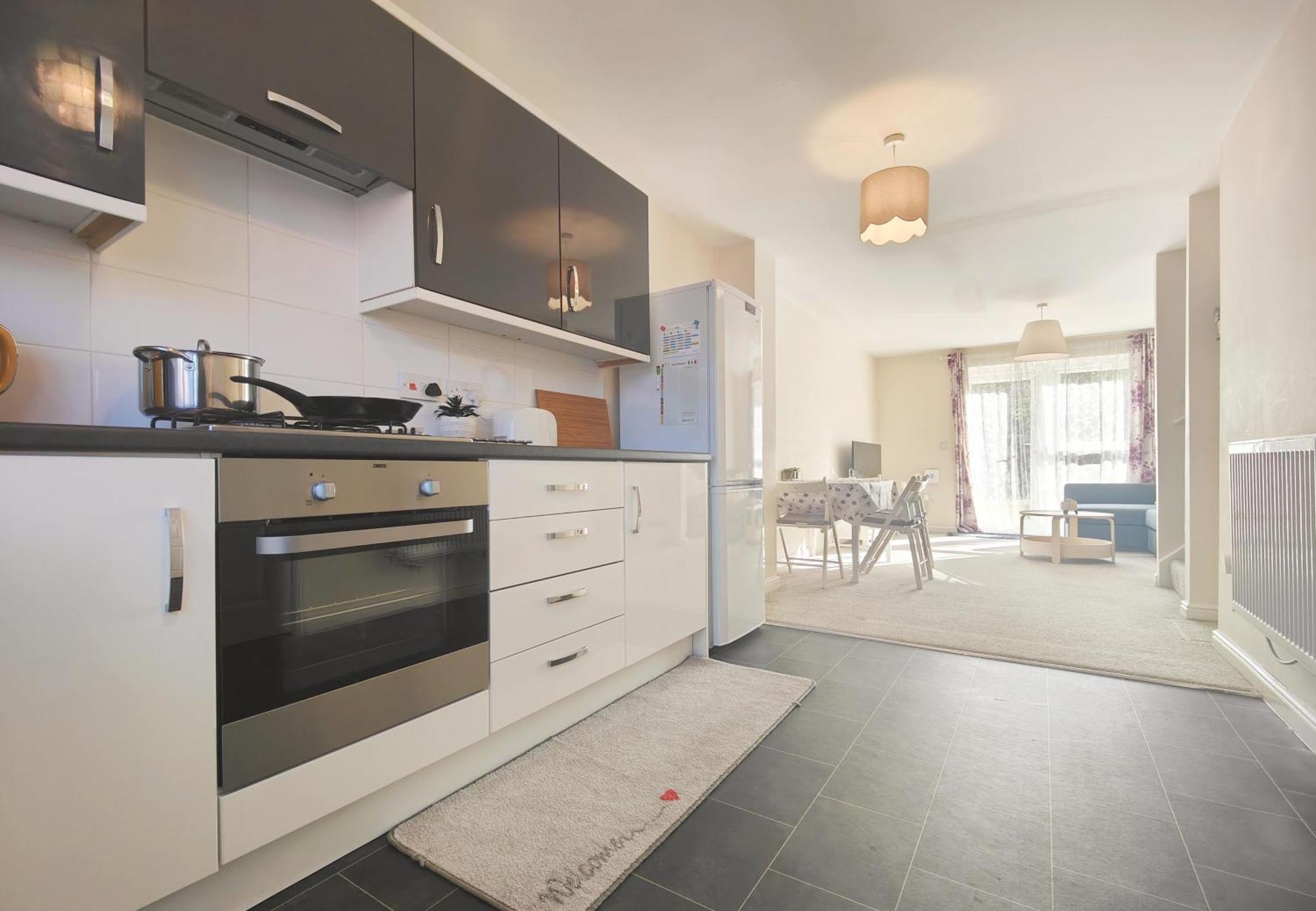 The Bushmoor - Spacious Holiday Townhouse 10 Minutes To City Centre Free Parking Holiday home *