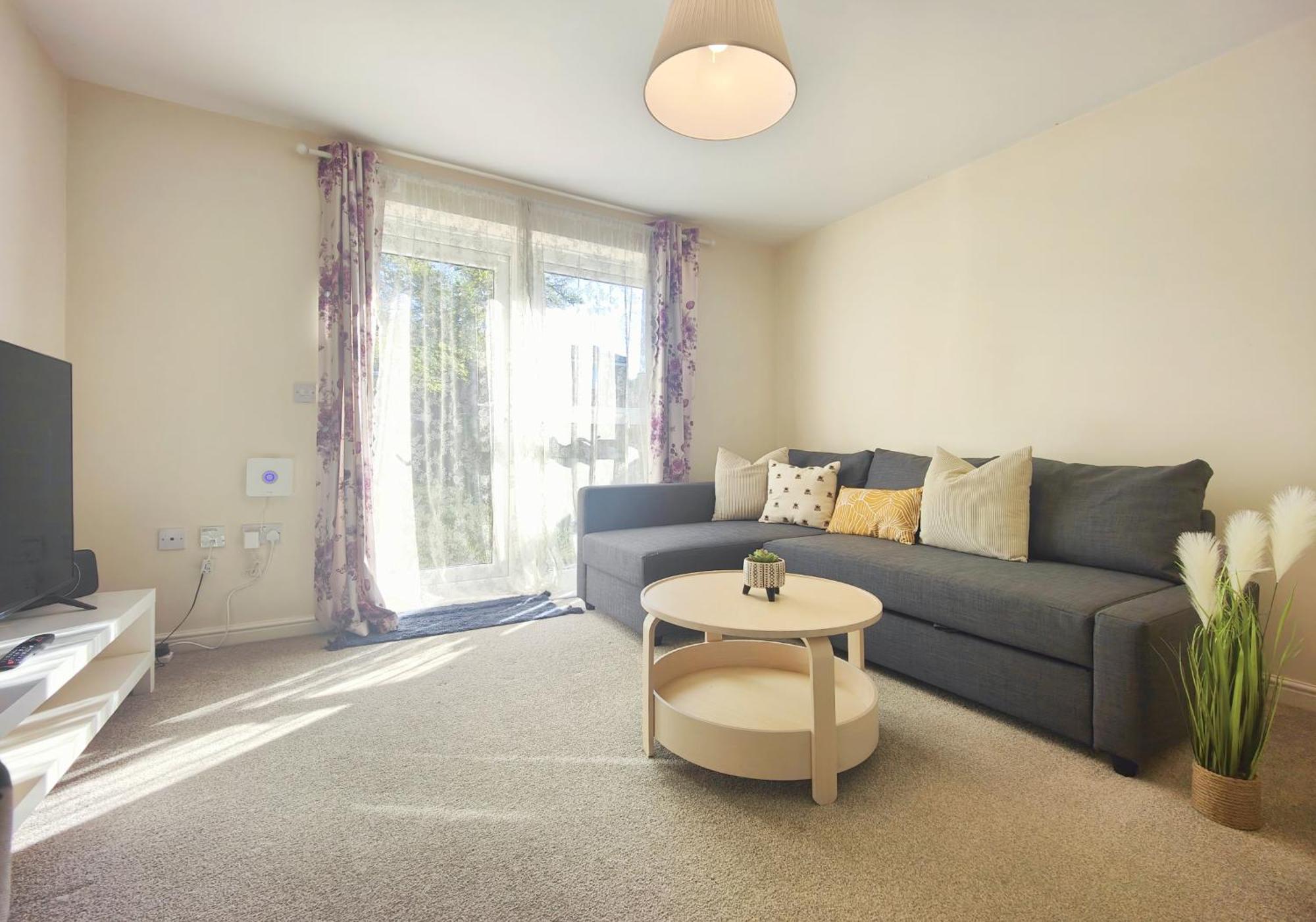 The Bushmoor - Spacious Holiday Townhouse 10 Minutes To City Centre Free Parking *