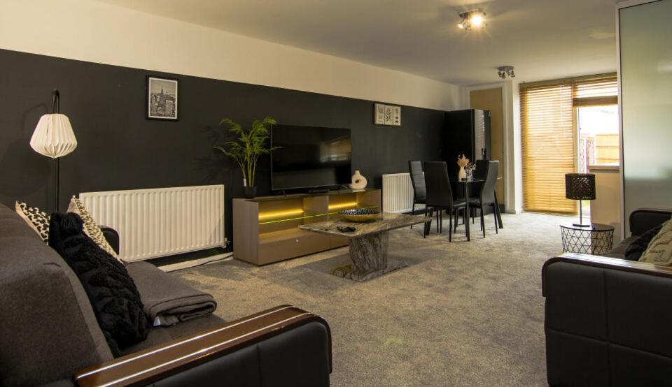 Exquisite Three Bedroom House Manchester