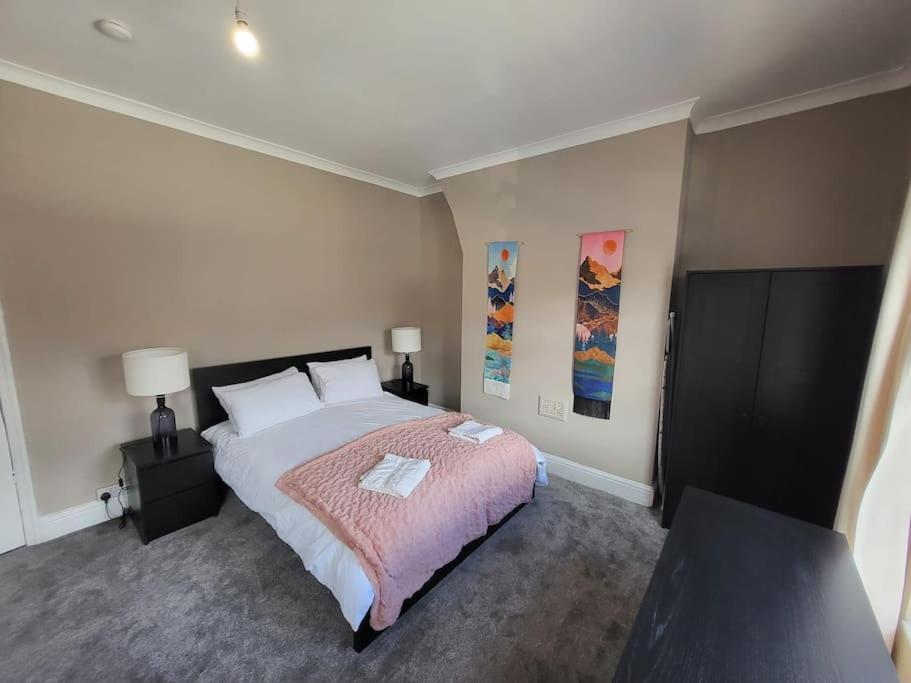 4 Bedroom House, 8 Min To City! Appartement *