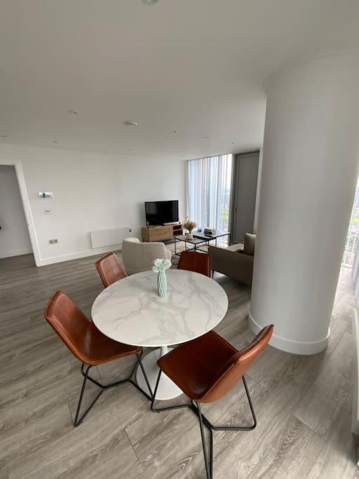 Modern 2 Bed Corner With Gym & Manchester