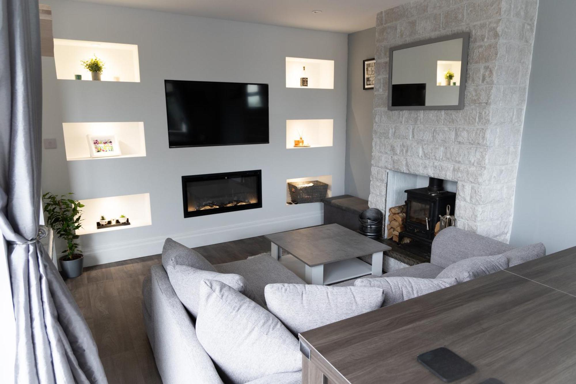 Carpe Diem - Stunning 4 Bed With Games Table Manchester