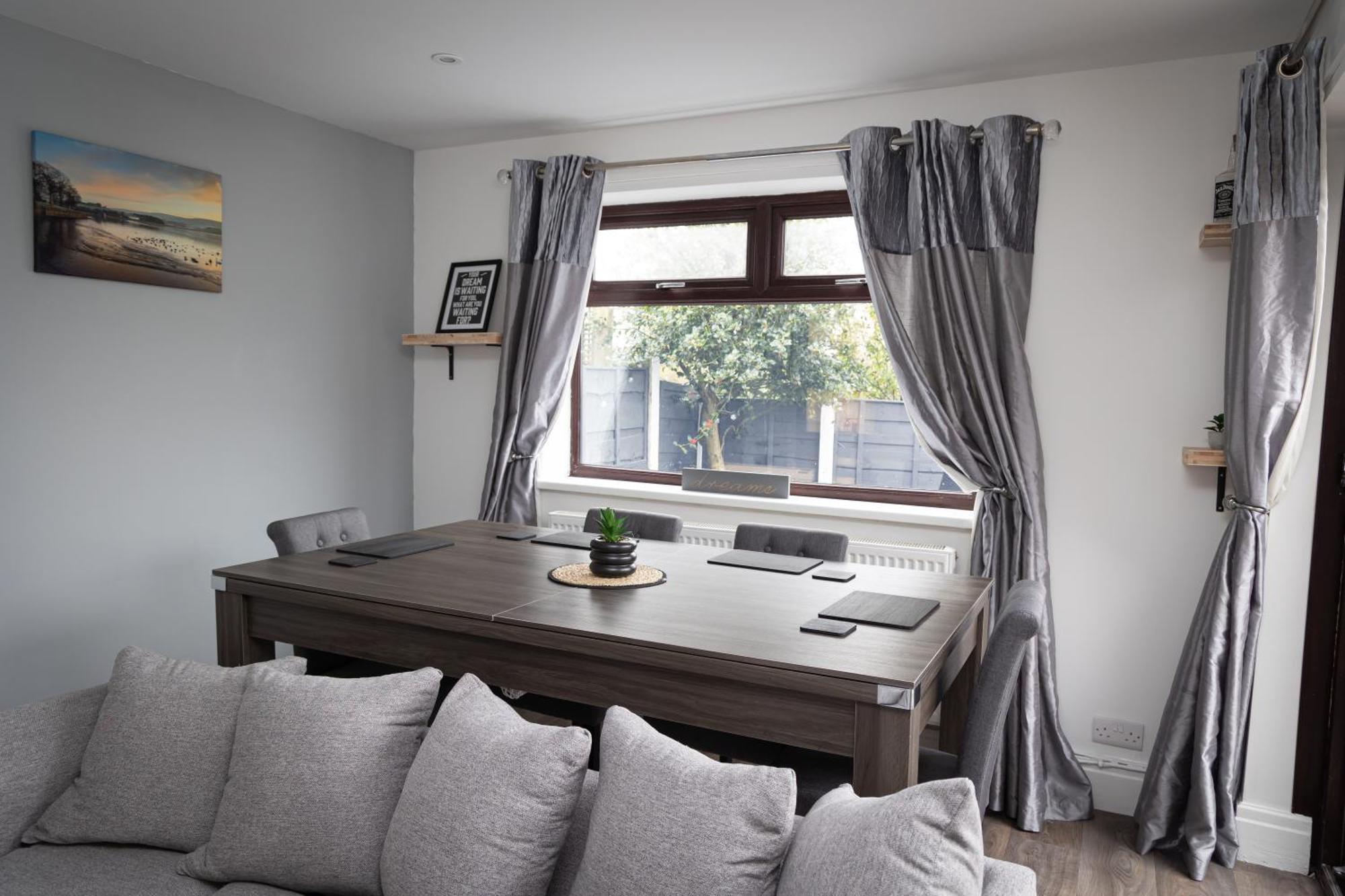 Carpe Diem - Stunning 4 Bed With Games Table * Manchester