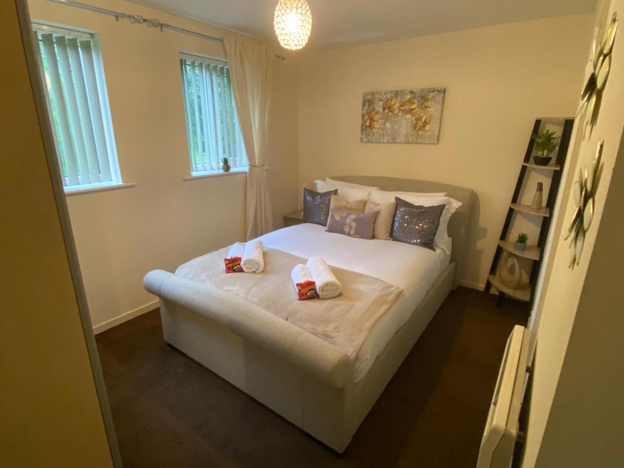 Lovely 2 Dbl Bed Near Heaton Park And North Hospital With Parking