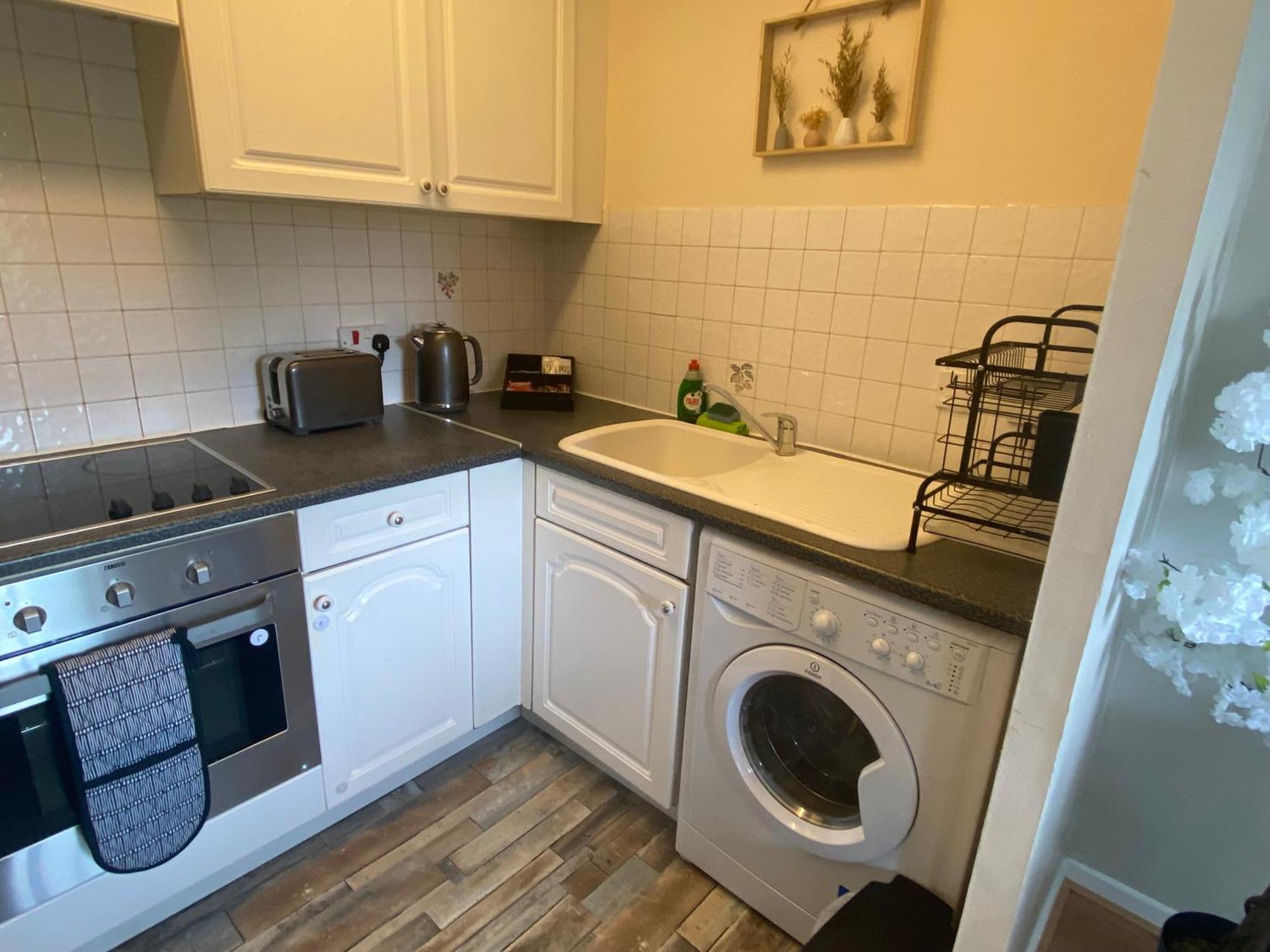 Lovely 2 Dbl Bed Near Heaton Park And North Hospital With Parking