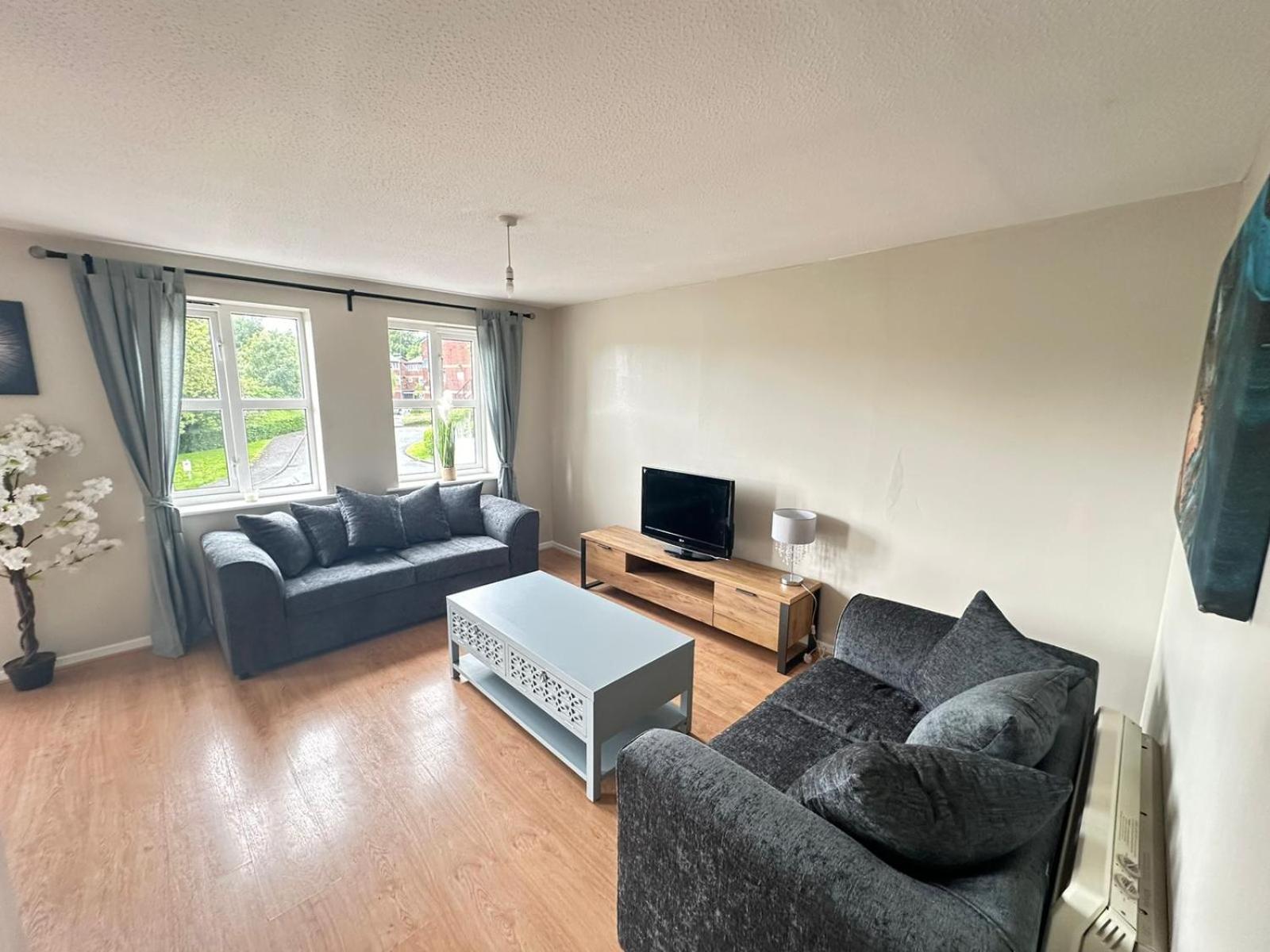 Lovely 2 Dbl Bed Near Heaton Park And North Hospital With Parking *