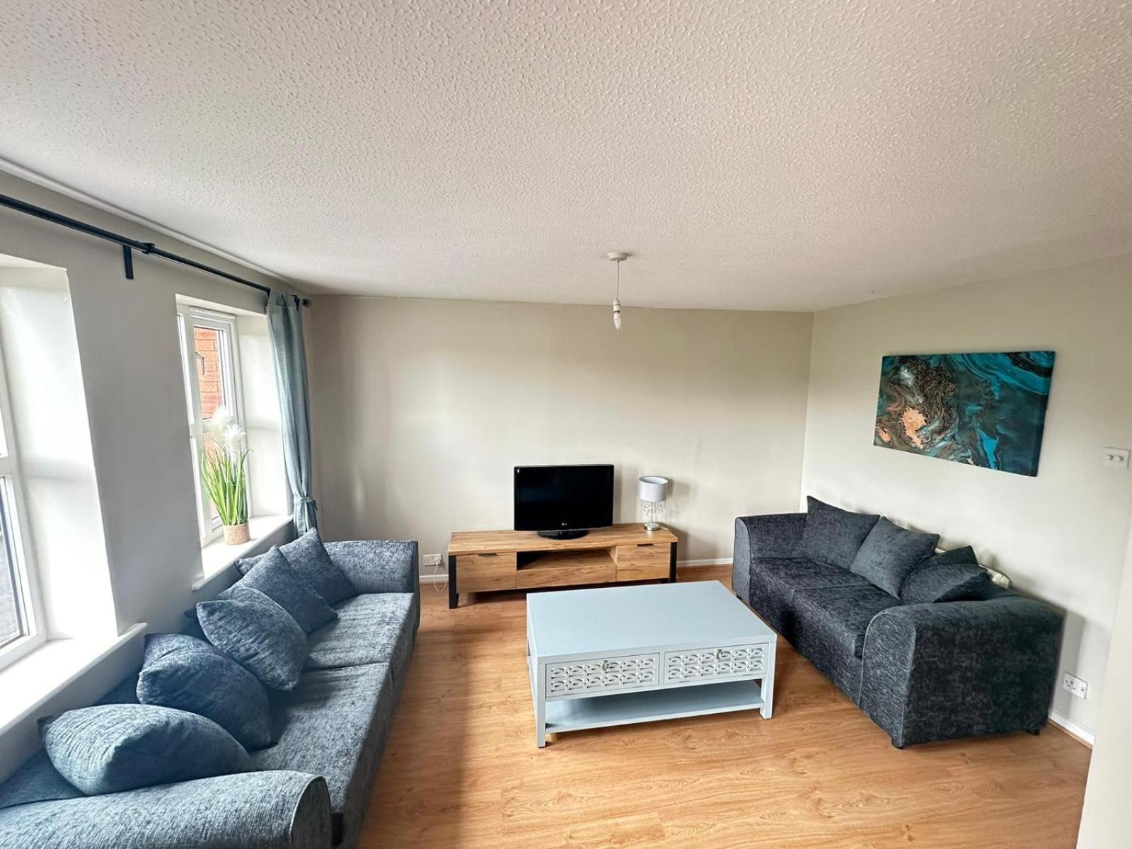 Lovely 2 Dbl Bed Near Heaton Park And North Hospital With Parking