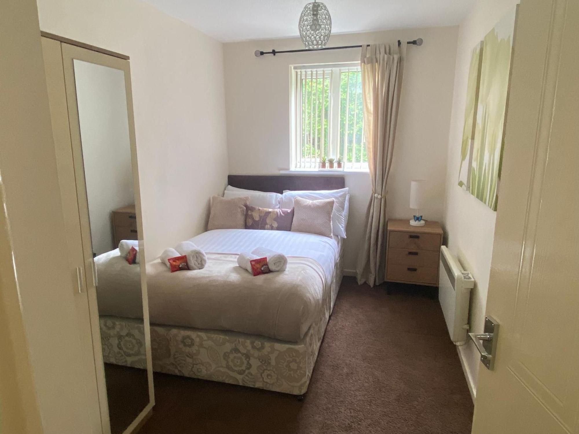 Lovely 2 Dbl Bed Near Heaton Park And North Hospital With Parking