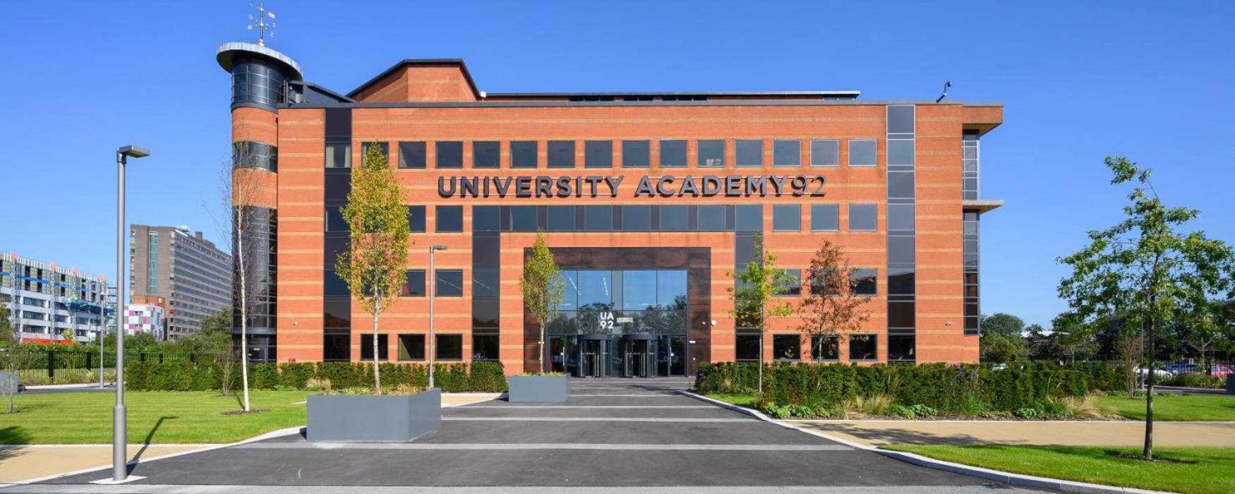 Spaces 2 Bed & 2 Bath Apartment, In Old Trafford! Ua92, Football Stadium, Cricket Stadium, Retail Park
