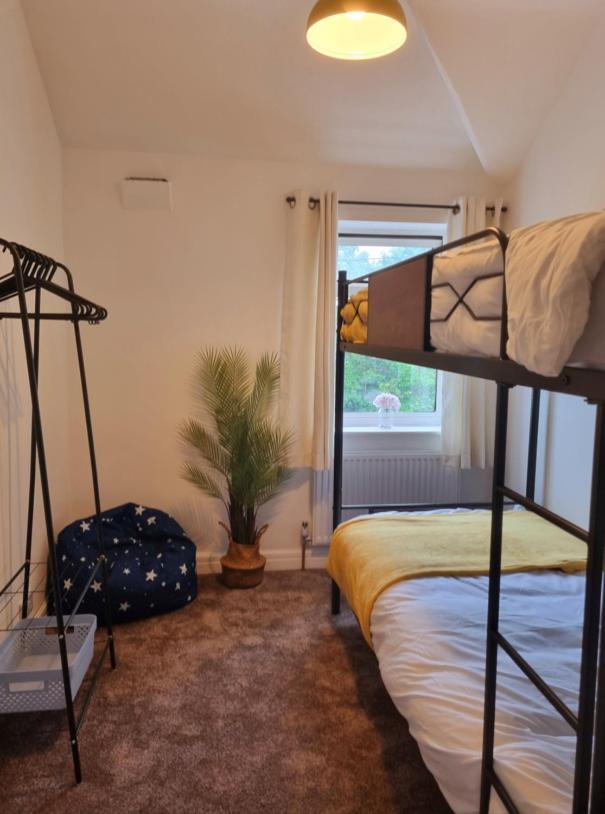 House With 3 Bedroom And 2 Parking Bays - Airport 6 Min Walk * Manchester