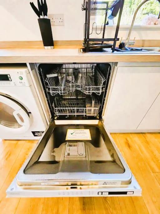 House With 3 Bedroom And 2 Parking Bays - Airport 6 Min Walk * Manchester