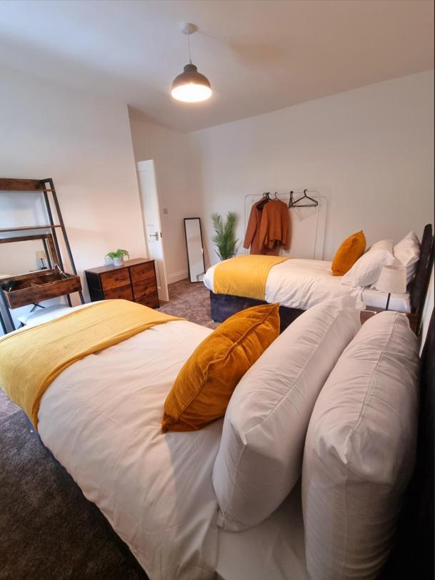 House With 3 Bedroom And 2 Parking Bays - Airport 6 Min Walk * Manchester