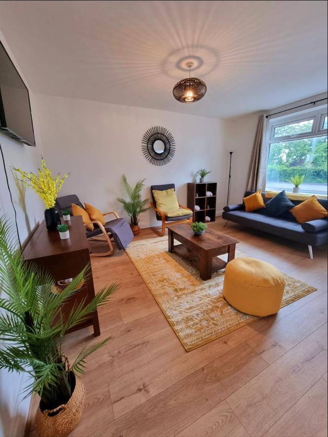 Vakantiehuis House With 3 Bedroom And 2 Parking Bays - Airport 6 Min Walk *