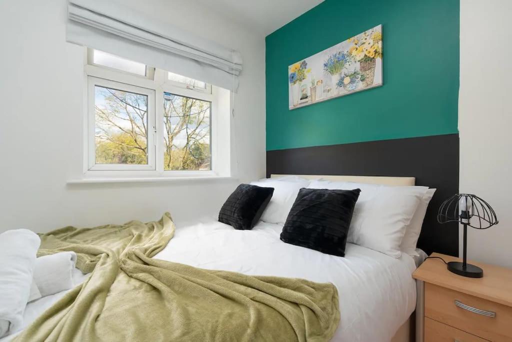 3-story With Driveway - Heaton Park - Sleeps 9