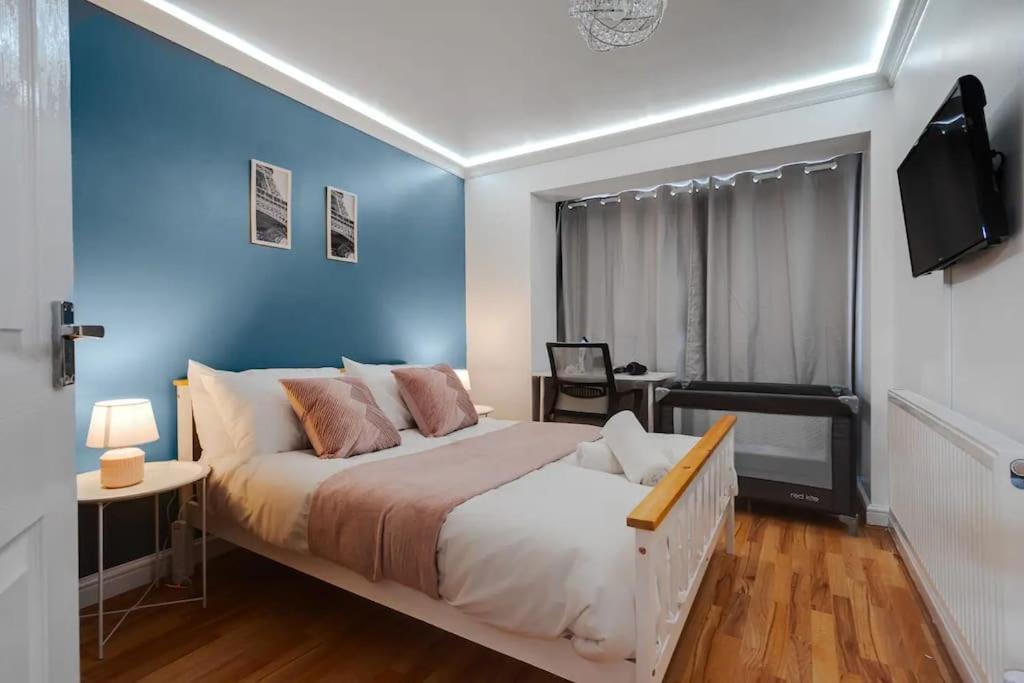 Apartment 3-story With Driveway - Heaton Park - Sleeps 9 Manchester