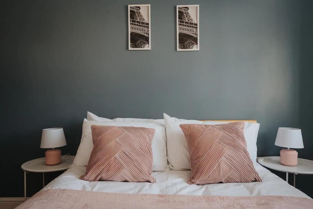 3-story With Driveway - Heaton Park - Sleeps 9 *
