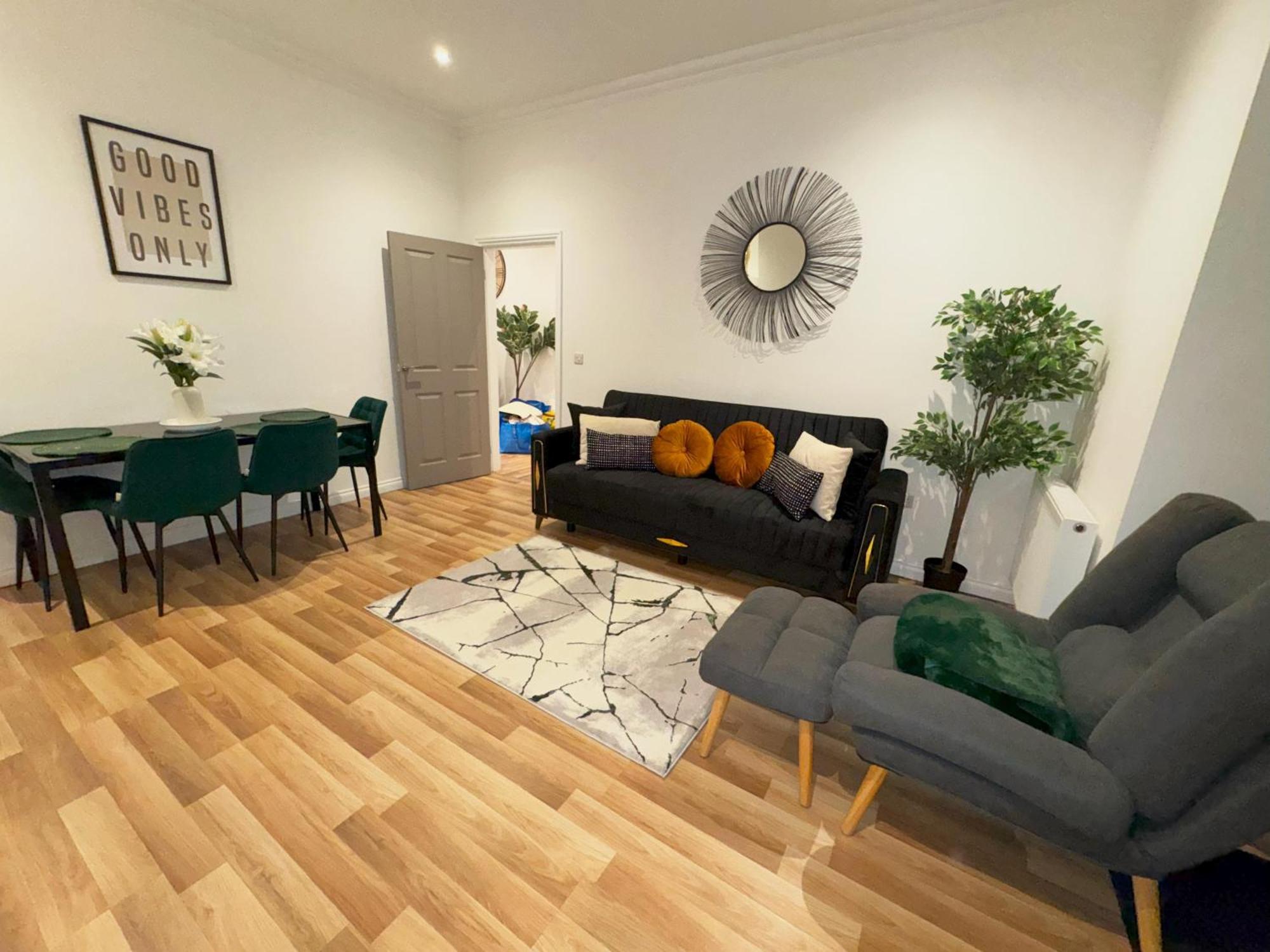 - 4 Beds - Sleeps 7 - Street Parking *