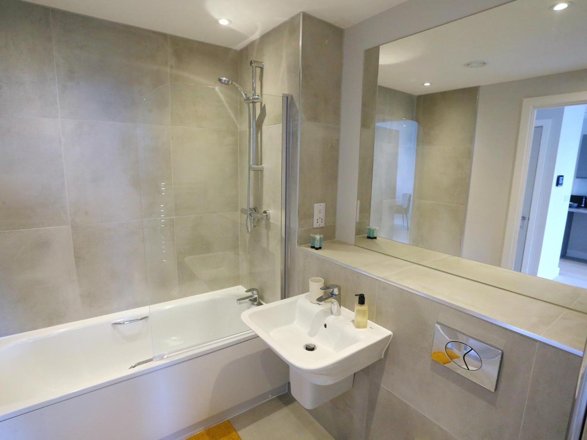 Pass The Keys 9th Floor Flat 24hr Shop At Base Pets Allowed * Manchester