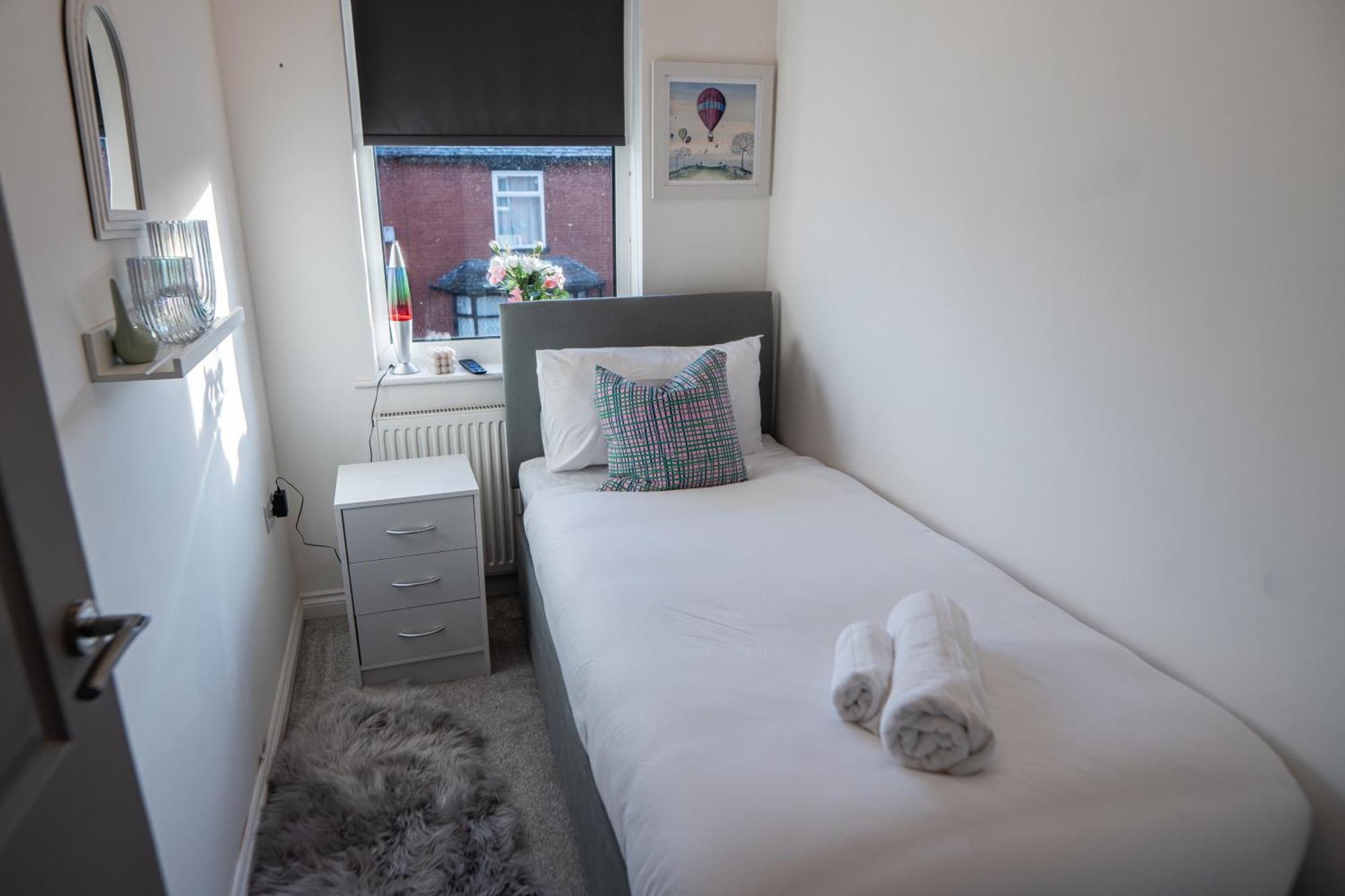 Holiday home - 4 Beds - Sleeps 7 - Street Parking Manchester