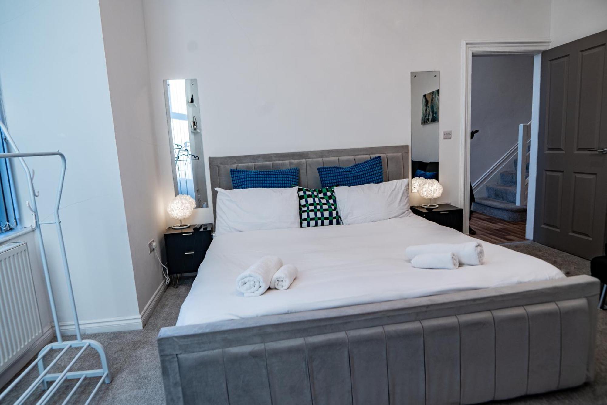 - 4 Beds - Sleeps 7 - Street Parking