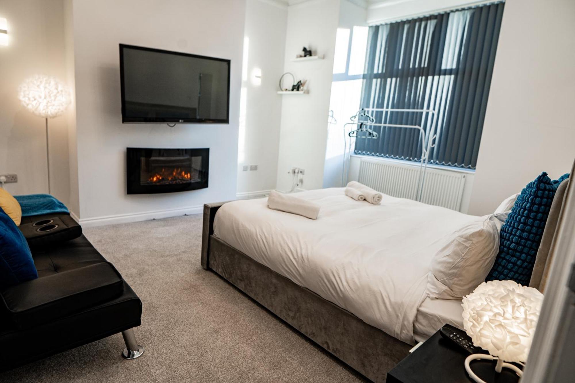 - 4 Beds - Sleeps 7 - Street Parking Holiday home Manchester