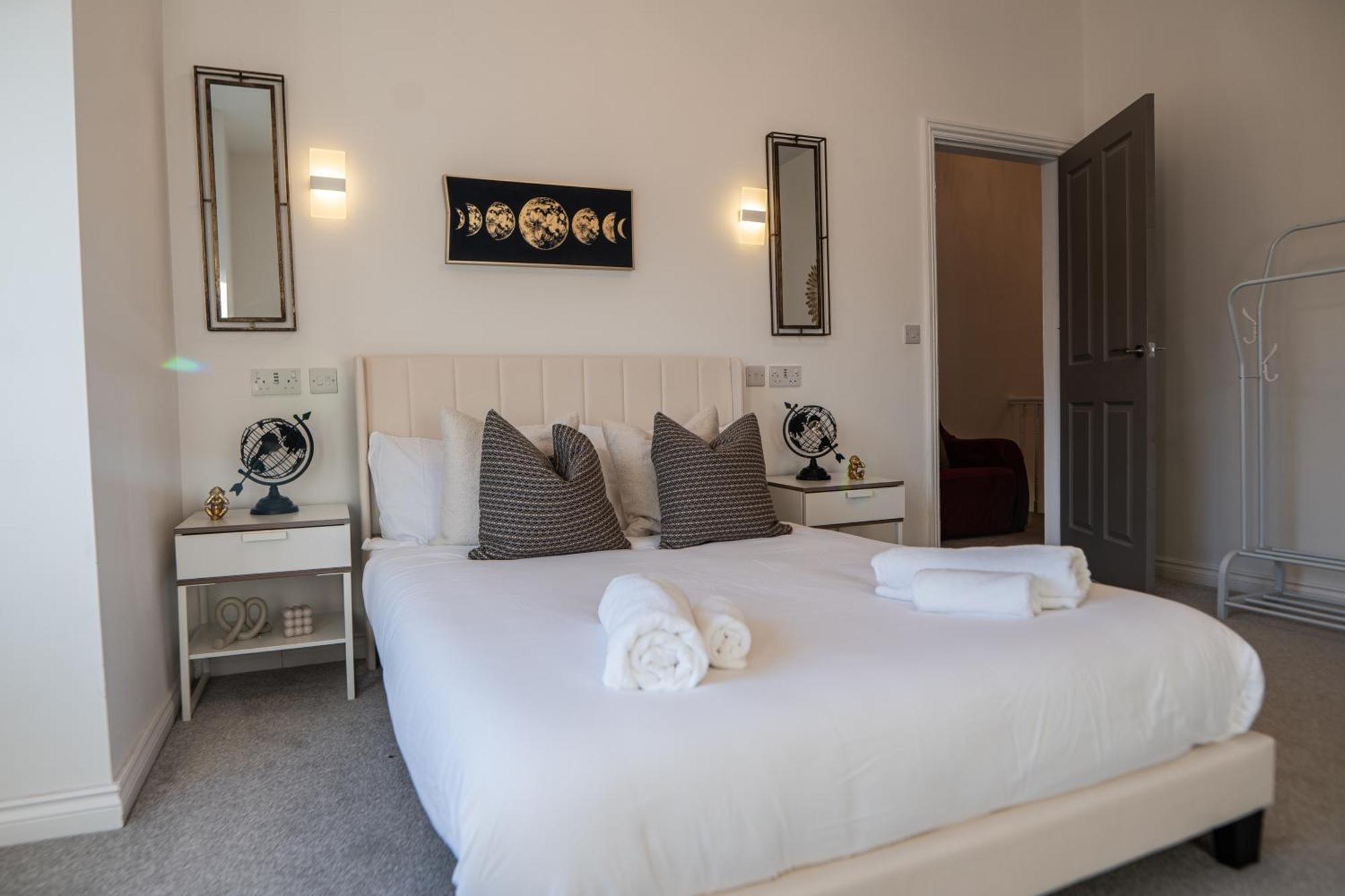 Holiday home - 4 Beds - Sleeps 7 - Street Parking *