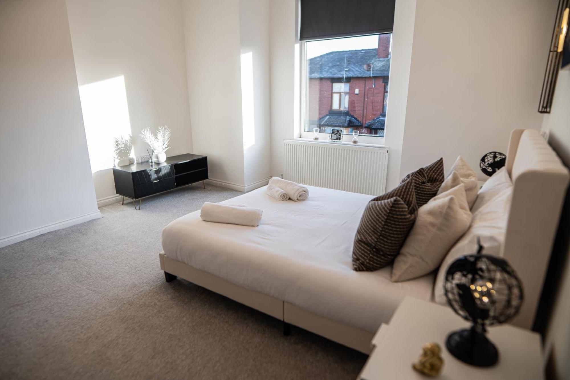 - 4 Beds - Sleeps 7 - Street Parking *