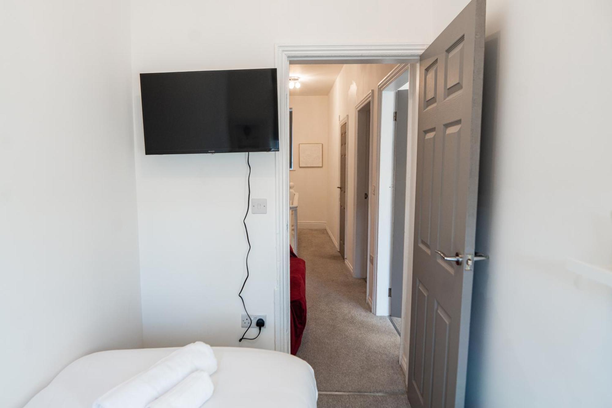 - 4 Beds - Sleeps 7 - Street Parking *