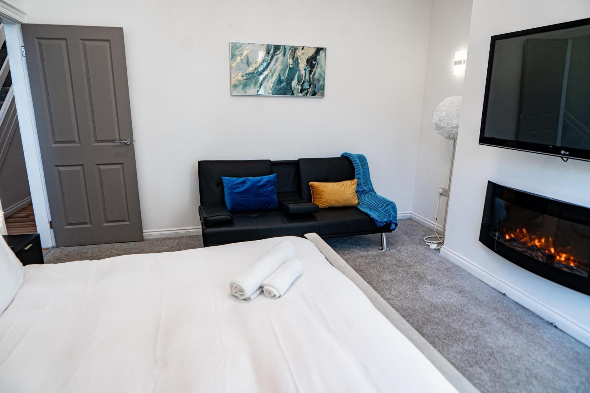 - 4 Beds - Sleeps 7 - Street Parking