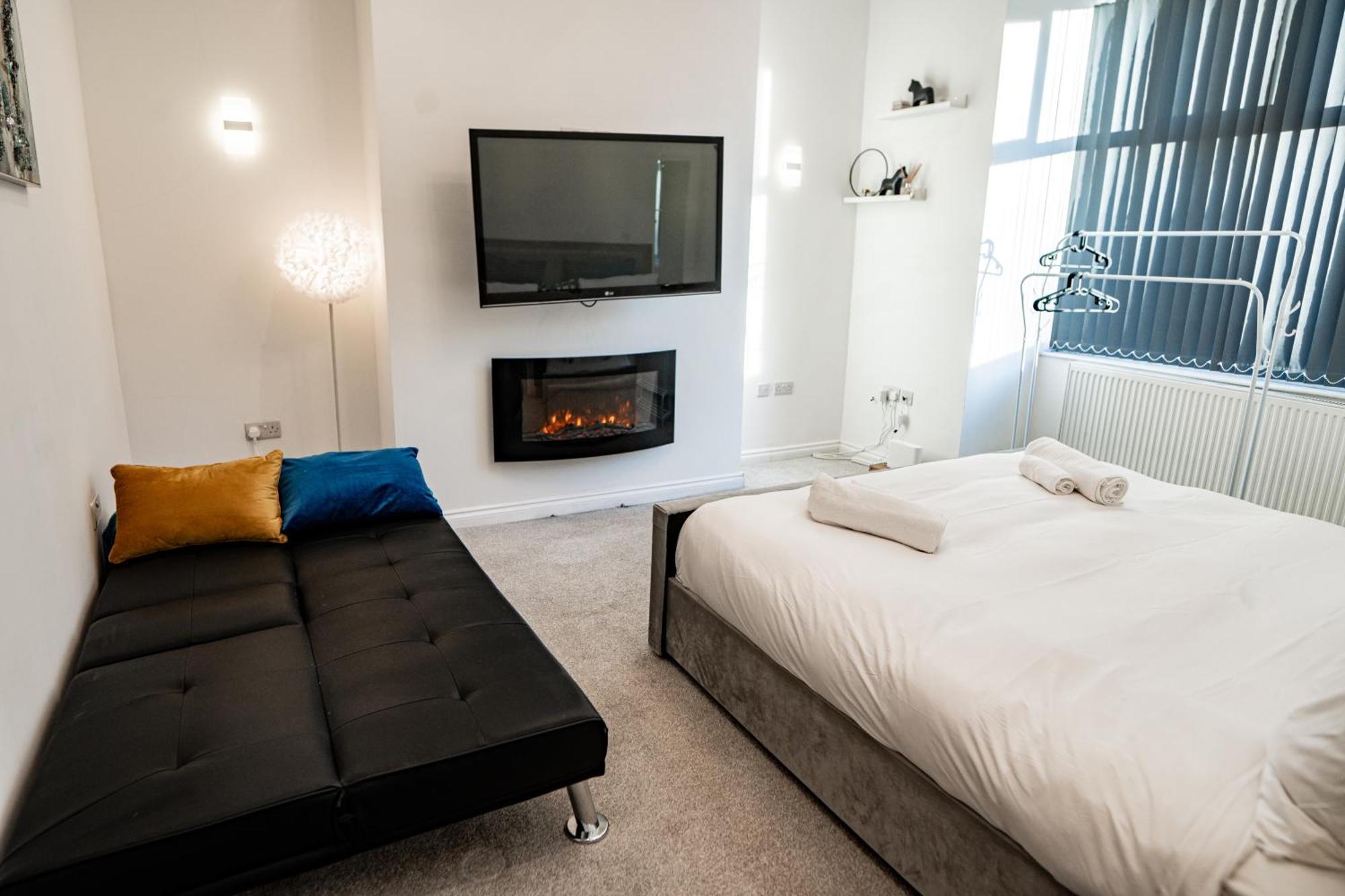 - 4 Beds - Sleeps 7 - Street Parking Holiday home Manchester