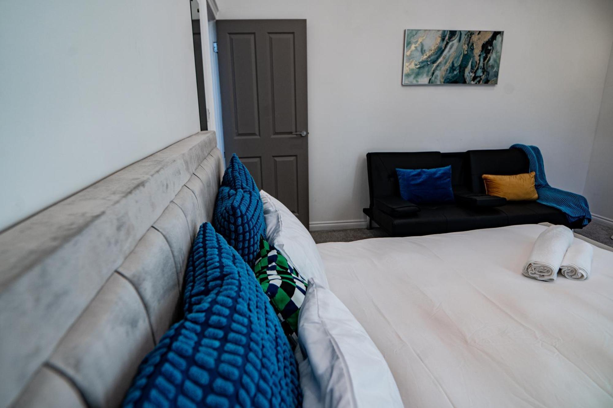 - 4 Beds - Sleeps 7 - Street Parking *
