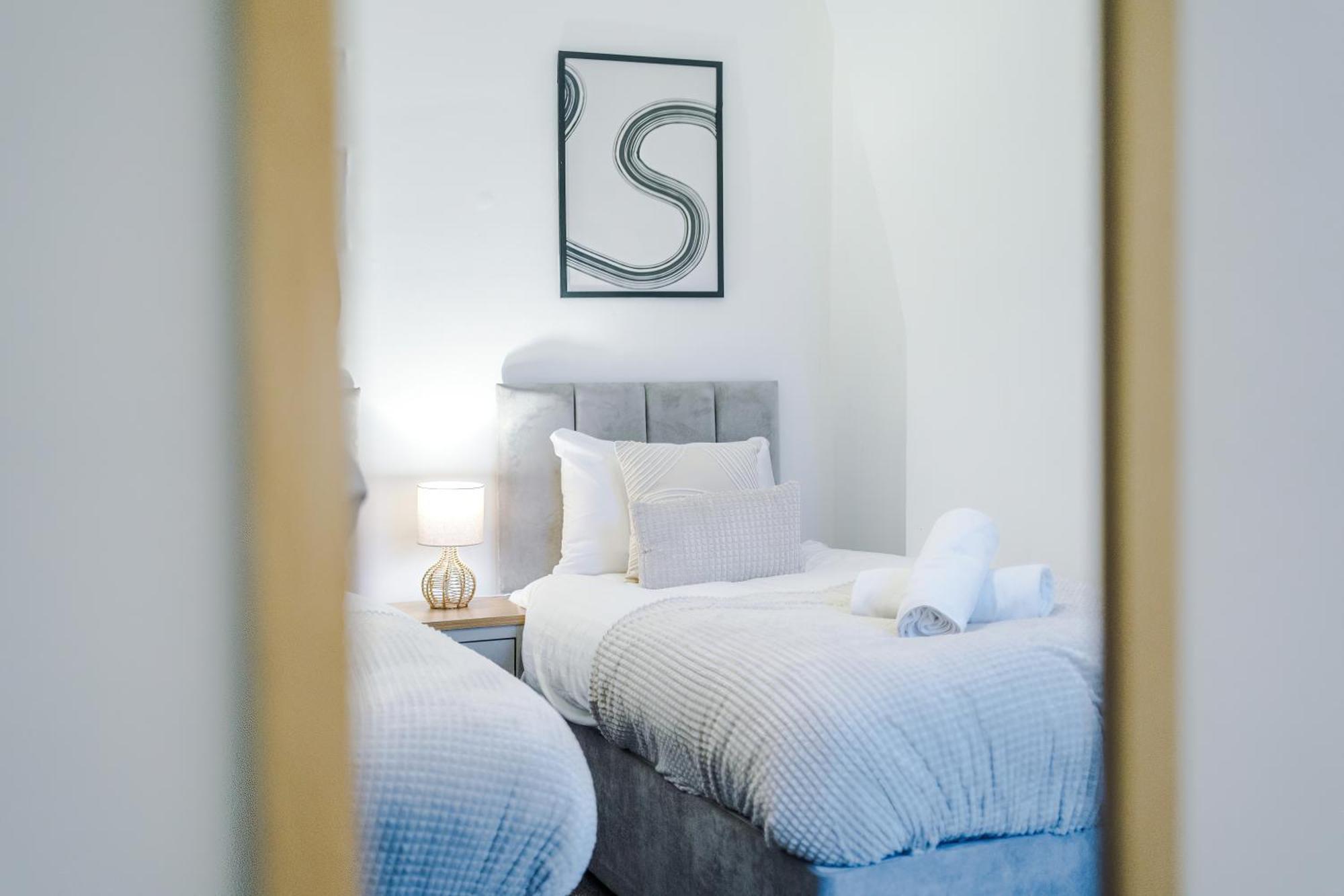 Modern 3-bed , Sleeps 7, Free Parking & Close To Centre Holiday home *