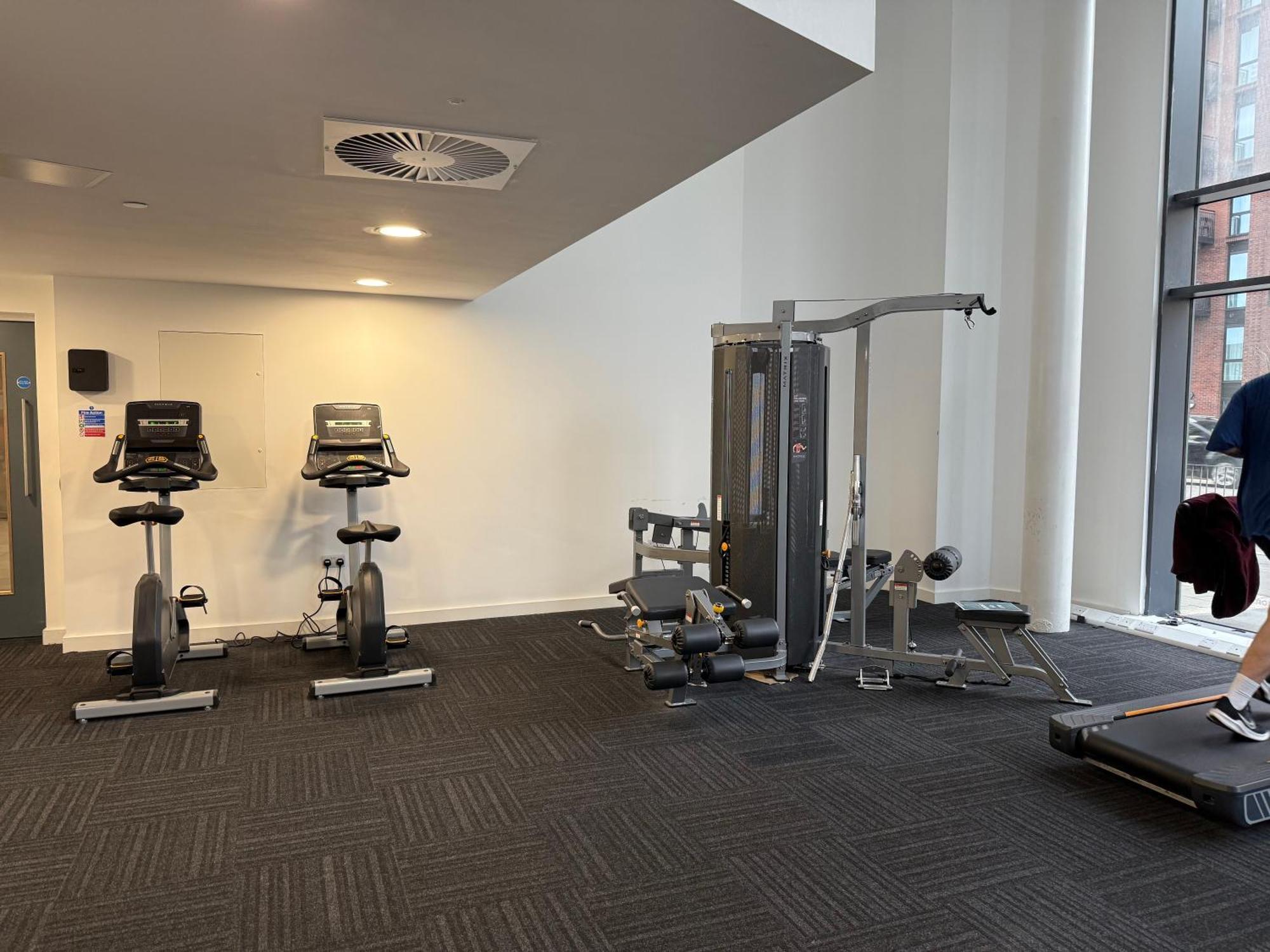 Cozy 1-bed Escape Close To Arndale, Spinningfields, Old Trafford, Etihad & Mediacityuk, Sleeps 4, Netflix, Gym, Nespresso, Balcony, Perfect For Work, Leisure Long & Short Stays!