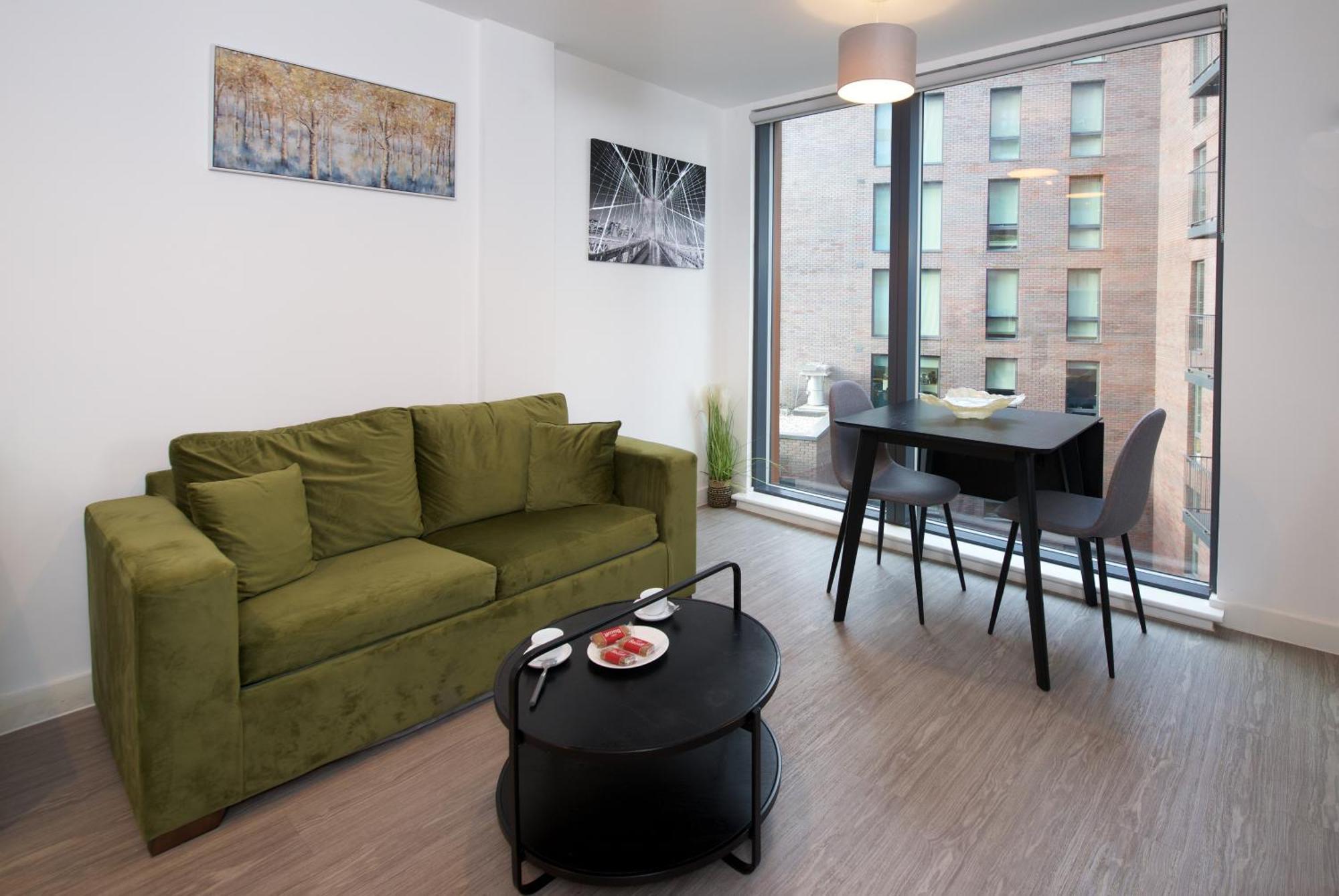 Cozy 1-bed Escape Close To Arndale, Spinningfields, Old Trafford, Etihad & Mediacityuk, Sleeps 4, Netflix, Gym, Nespresso, Balcony, Perfect For Work, Leisure Long & Short Stays! Apartment