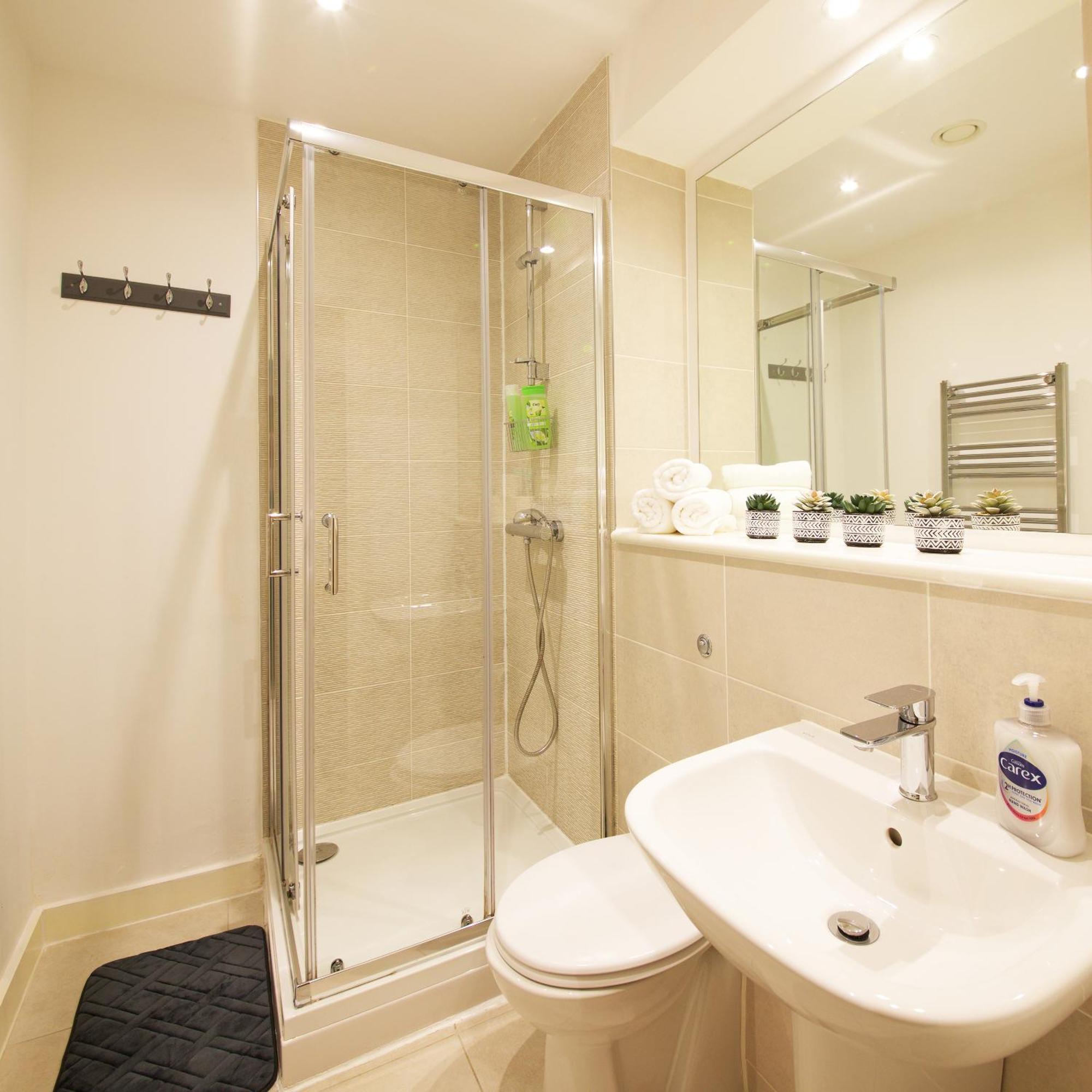 Cozy 1-bed Escape Close To Arndale, Spinningfields, Old Trafford, Etihad & Mediacityuk, Sleeps 4, Netflix, Gym, Nespresso, Balcony, Perfect For Work, Leisure Long & Short Stays!