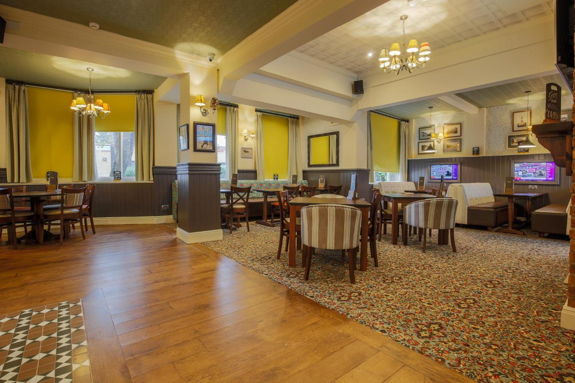 Fairway Hotel *