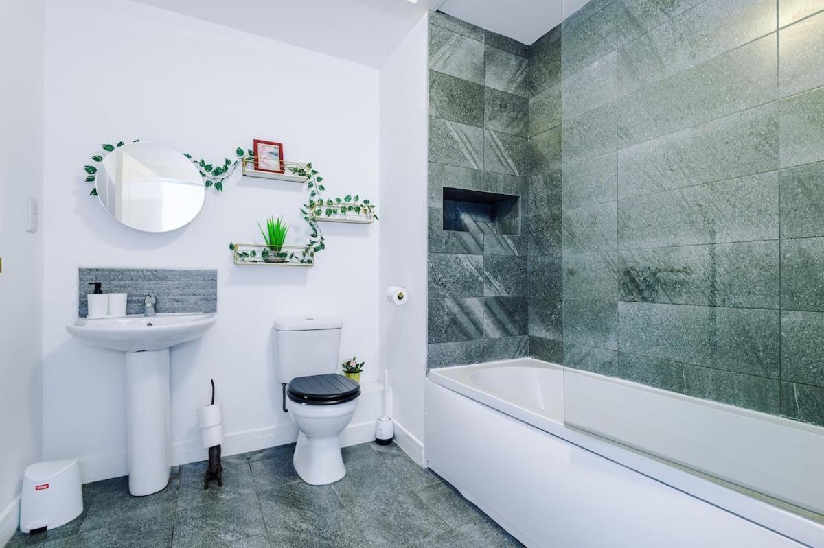 Apartment Sleeps 8, Free Parking, Stunning In Salford Quays, Perfect For Groups, Long Term Disc