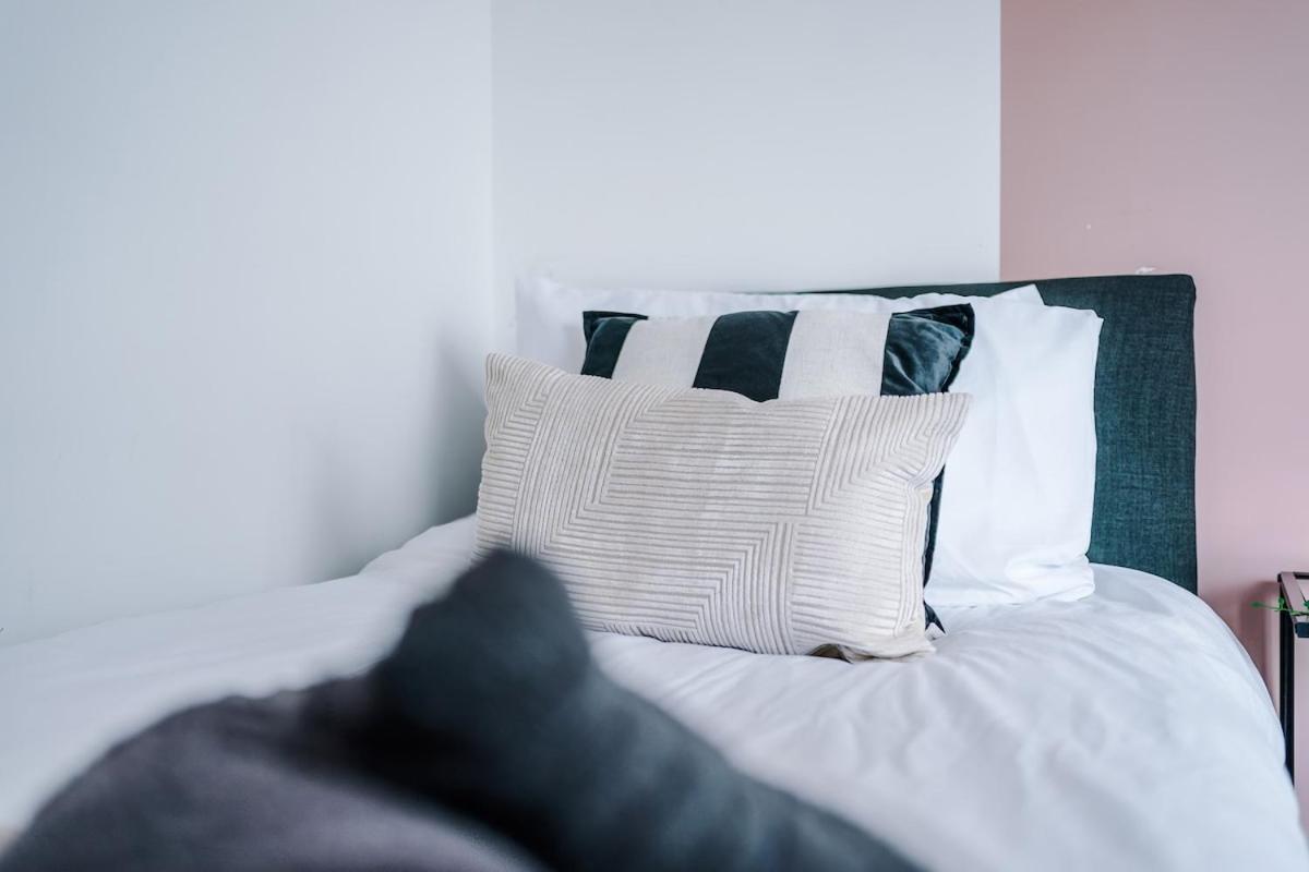 Sleeps 8, Free Parking, Stunning In Salford Quays, Perfect For Groups, Long Term Disc *