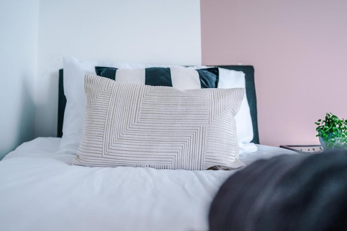 Sleeps 8, Free Parking, Stunning In Salford Quays, Perfect For Groups, Long Term Disc Apartment *