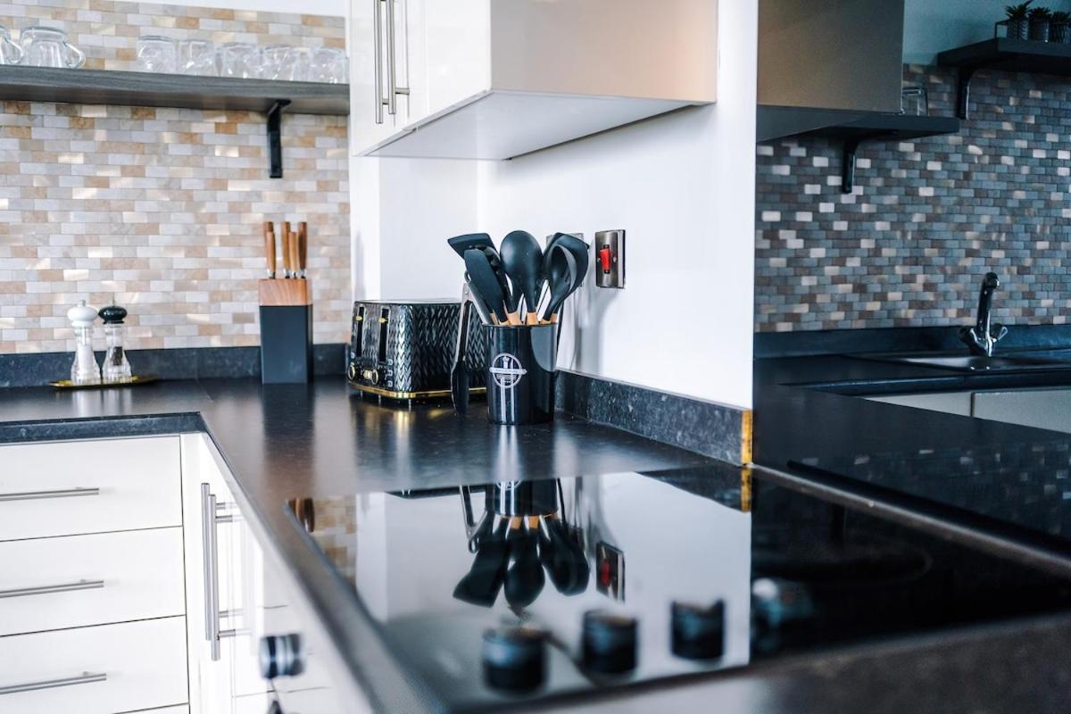 Sleeps 8, Free Parking, Stunning In Salford Quays, Perfect For Groups, Long Term Disc Apartment