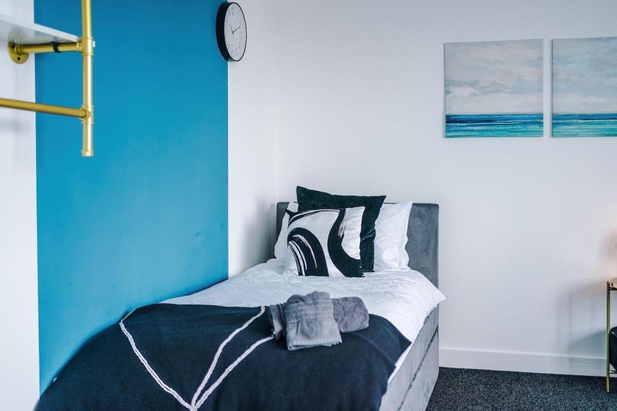 Apartment Sleeps 8, Free Parking, Stunning In Salford Quays, Perfect For Groups, Long Term Disc