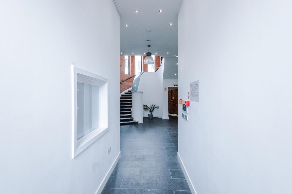 Sleeps 8, Free Parking, Stunning In Salford Quays, Perfect For Groups, Long Term Disc Apartment *