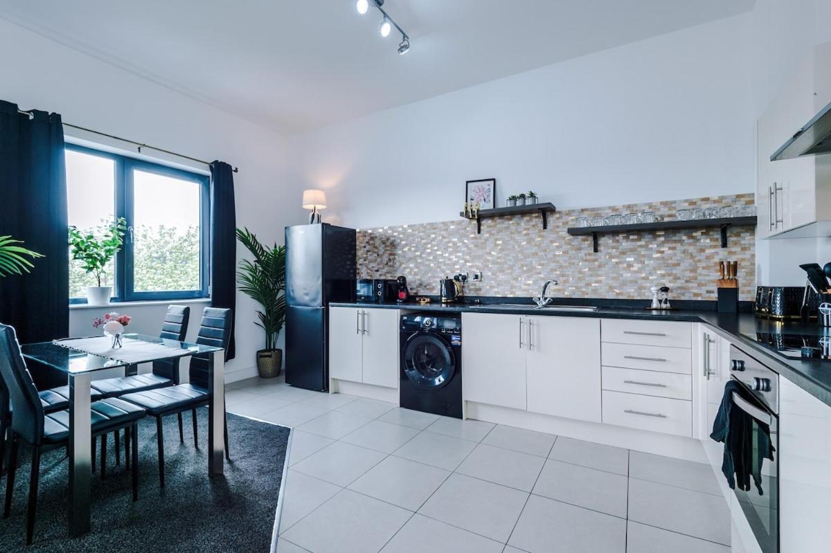 Sleeps 8, Free Parking, Stunning In Salford Quays, Perfect For Groups, Long Term Disc