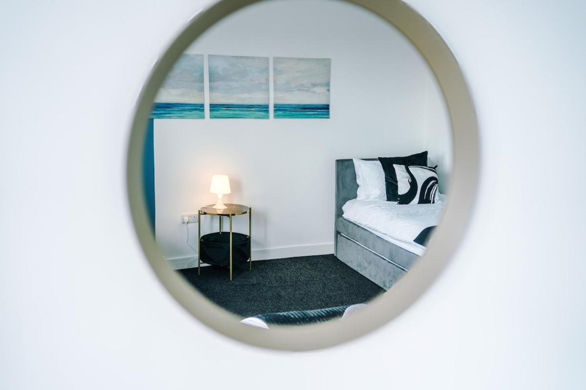 Apartment Sleeps 8, Free Parking, Stunning In Salford Quays, Perfect For Groups, Long Term Disc