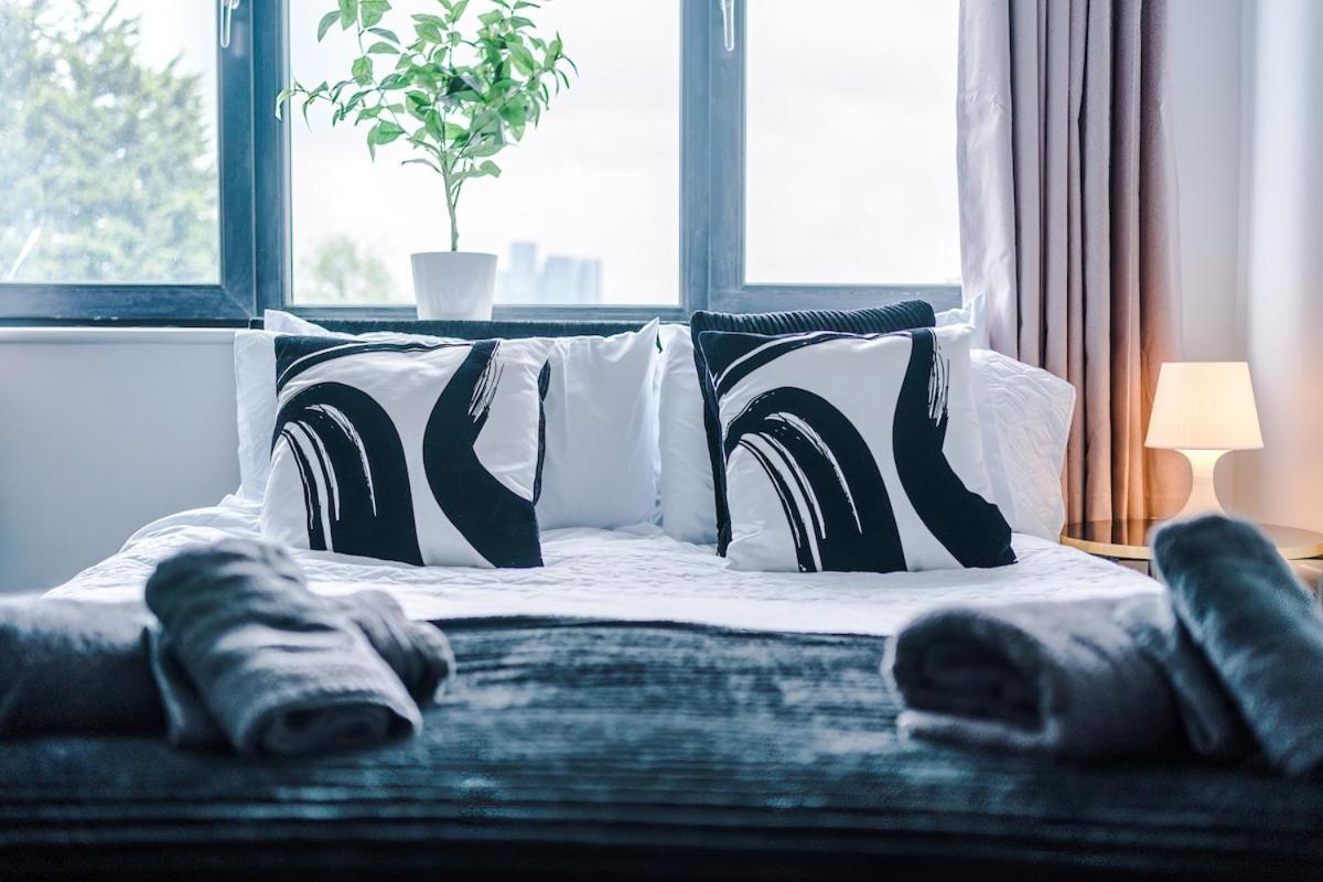Sleeps 8, Free Parking, Stunning In Salford Quays, Perfect For Groups, Long Term Disc Apartment *