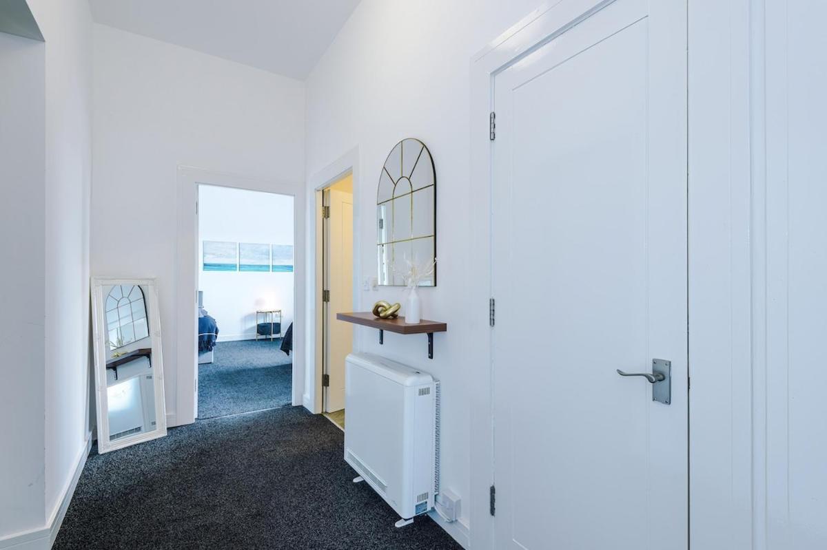 Apartment Sleeps 8, Free Parking, Stunning In Salford Quays, Perfect For Groups, Long Term Disc *